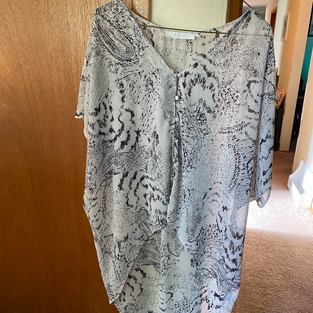 Sheer patterned hi-low button up blouse